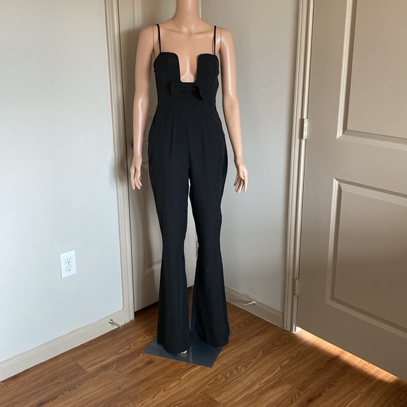 Elegant Black Jumpsuit - Picture 3 of 3